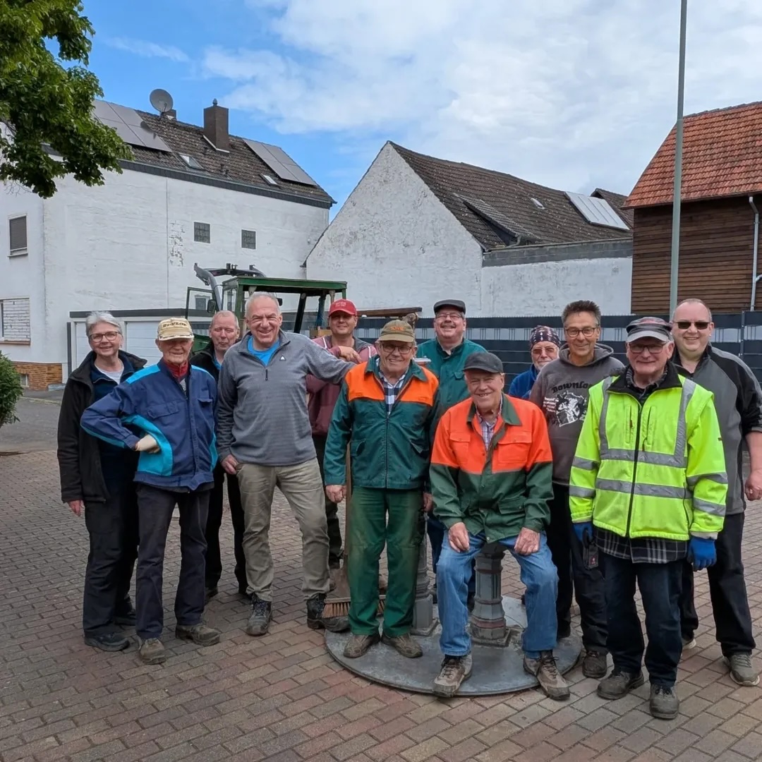 Dorfplatztreinigung Helfer