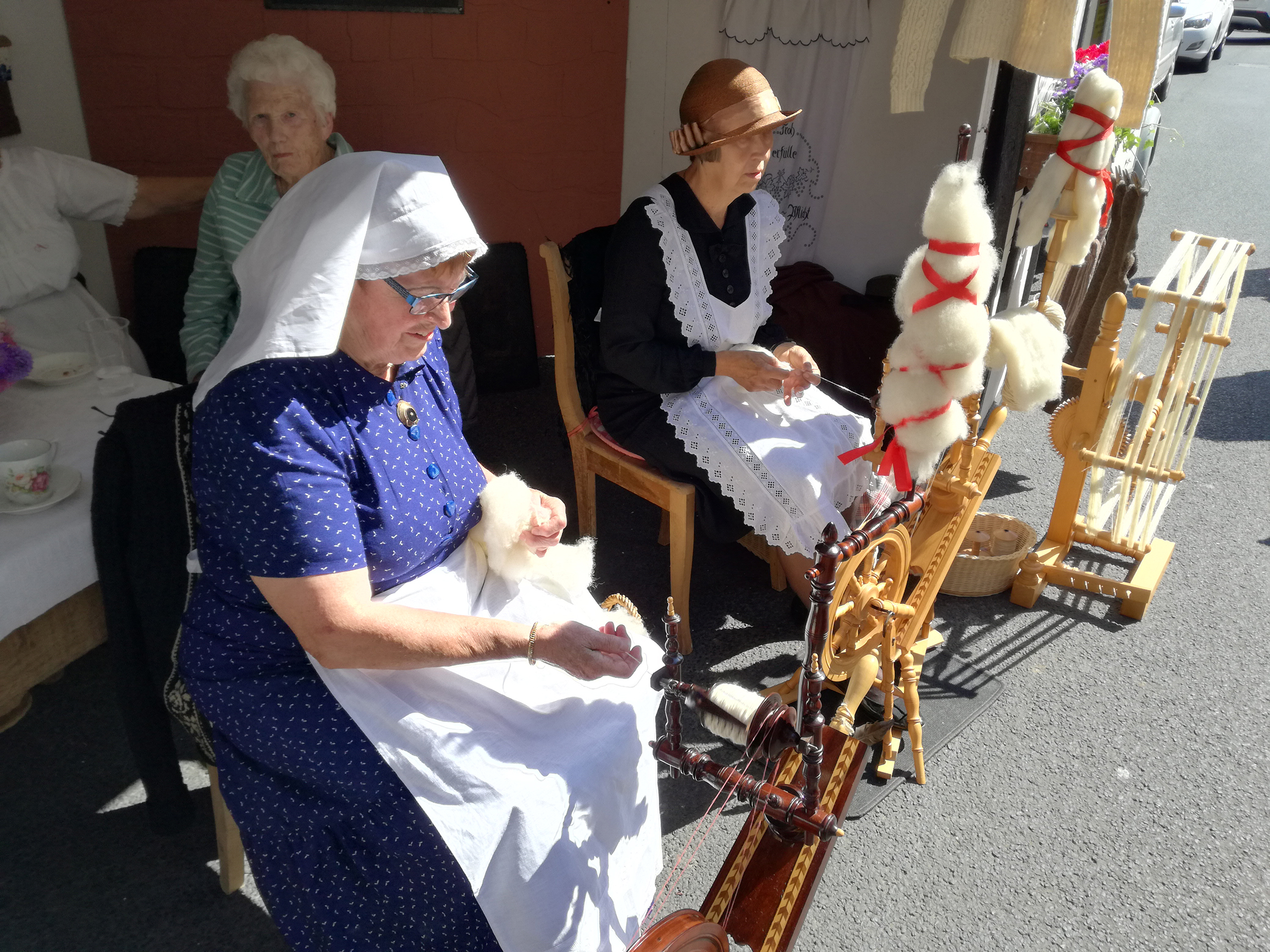Spinnerinnen bei der Arbeit
